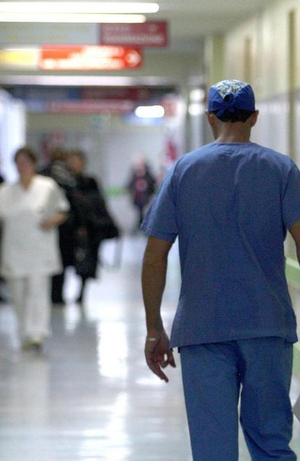 Muore dopo la caduta in casa 