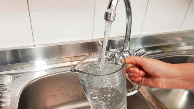 L’acqua del rubinetto ai bambini della scuola Calandrini
