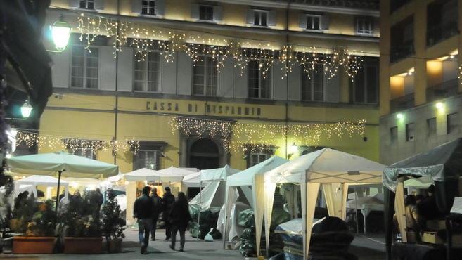 Luci di Natale e shopping di notte, il clima delle feste