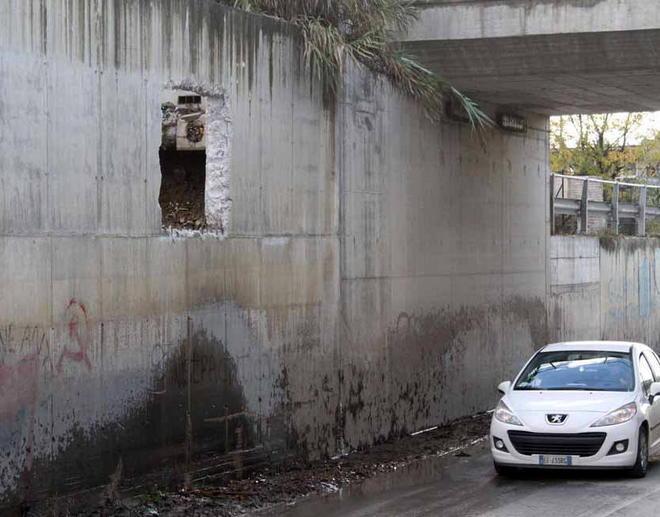 Ex Fibronit nel fango Le aziende bucano muro del sottopasso 
