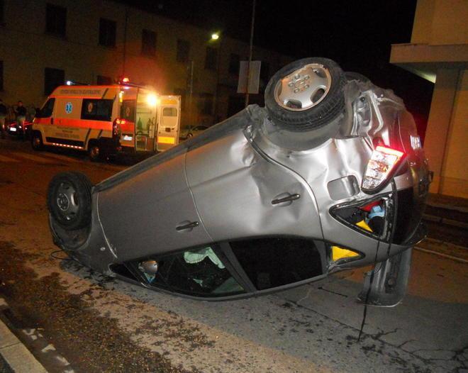 Incidente all’incrocio Mercedes si ribalta 