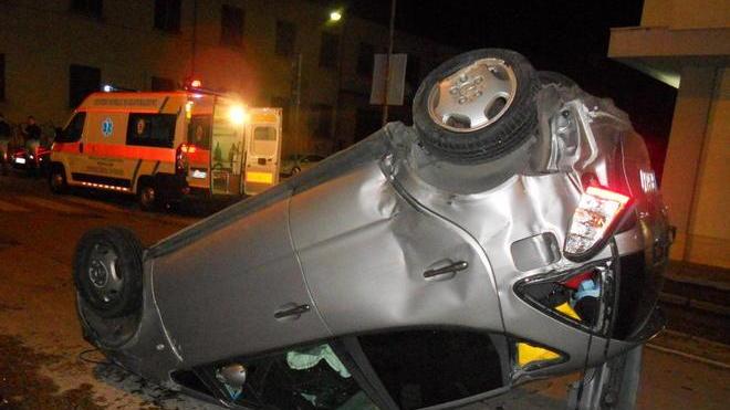 Incidente all’incrocio Mercedes si ribalta