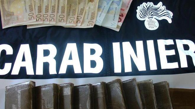 Arrestato con un panetto di hashish pronto per lo spaccio