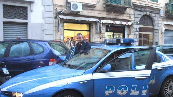 Ladro elegante e galante saluta la commessa prima di scappare