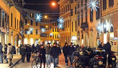 Accese le luci nel centro storico Giardino illuminato al Centro Apollo 