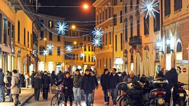 Accese le luci nel centro storico Giardino illuminato al Centro Apollo