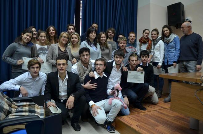 Video degli ex studenti per promuovere il liceo 