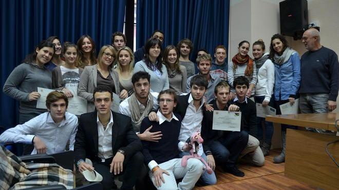 Video degli ex studenti per promuovere il liceo