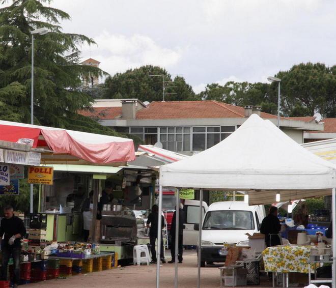 Lite al mercato di Poggio tra ambulante e abusivo 