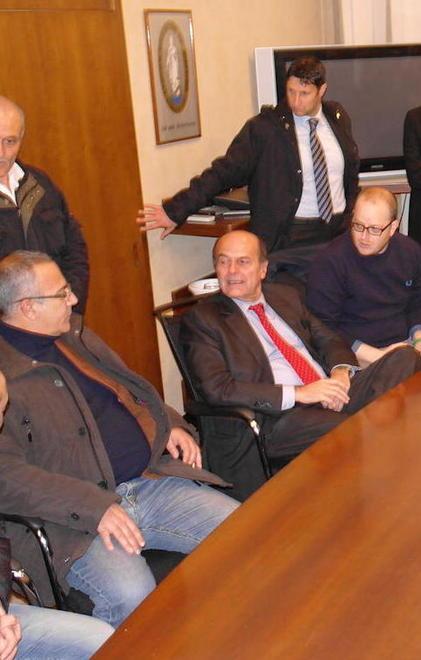 Bersani agli operai: disponibile ad aiutarvi 