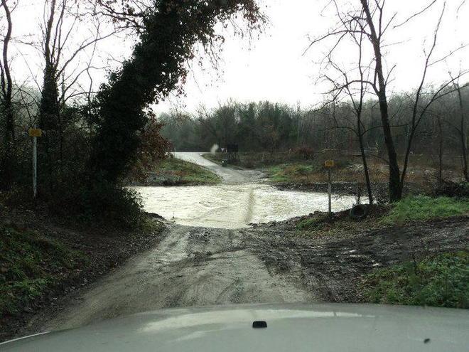 Un borgo prigioniero tra frane e fiume in piena 