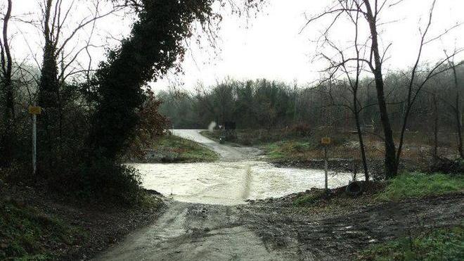 Un borgo prigioniero tra frane e fiume in piena