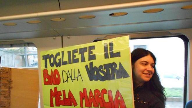 Cartelli, cori e fischietti per contestare il progetto