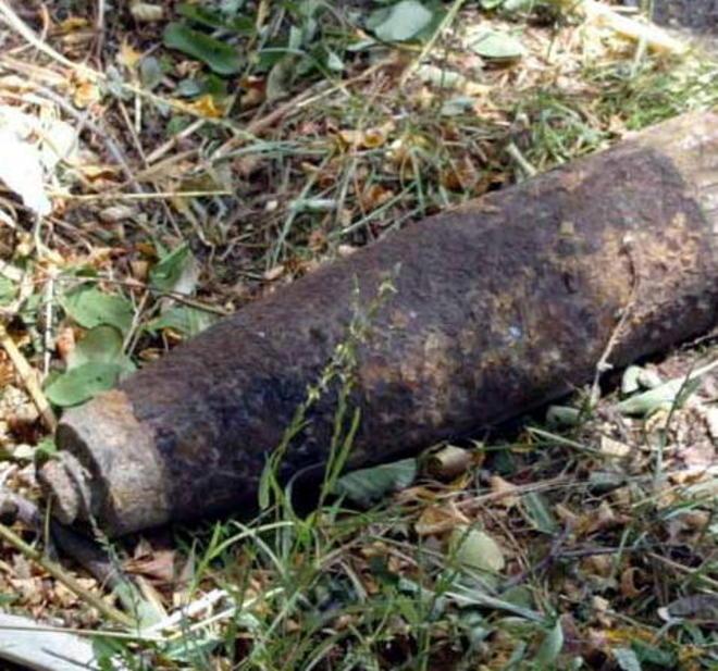 Dal terreno affiora una bomba 