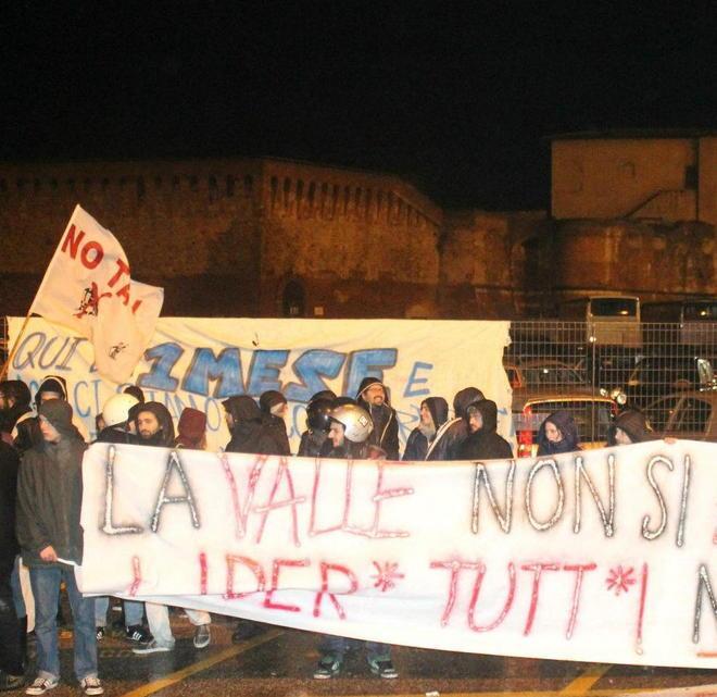 Un agente ferito alla testa 