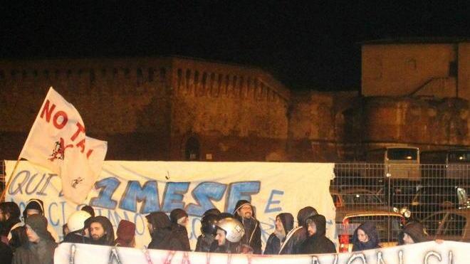 Un agente ferito alla testa