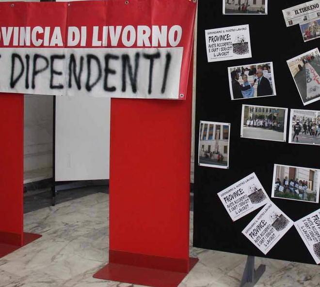 Striscione steso sulle scale «Non calpestate il lavoro» 