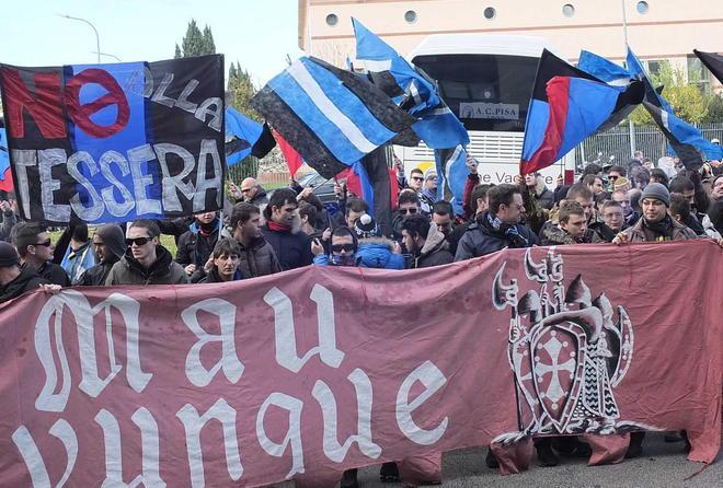 Il Pisa a Viareggio scortato dai tifosi in motorino 