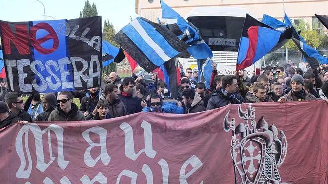 Il Pisa a Viareggio scortato dai tifosi in motorino