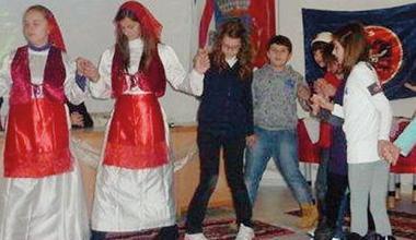 Dalle vecchie foto alla recita a teatro ricordando l’Albania 