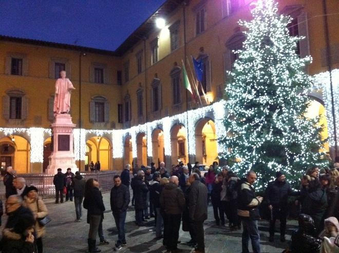 Si accende l’albero di Natale in piazza del Comune 