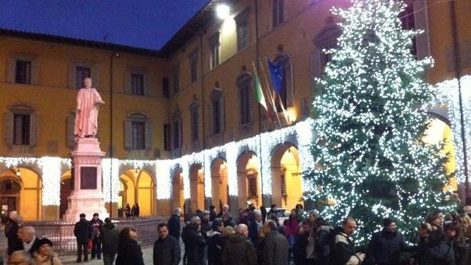 Si accende l’albero di Natale in piazza del Comune