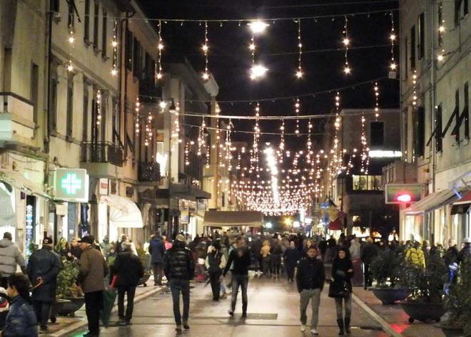 Accesa la luminaria in centro