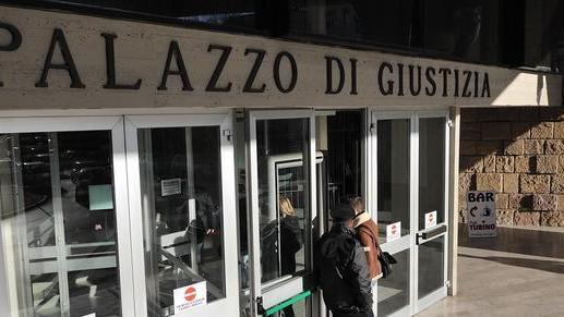 Perseguita una donna nel negozio