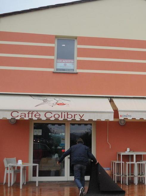 I soldi non ci sono e i ladri scelgono 42 bottiglie di vino 