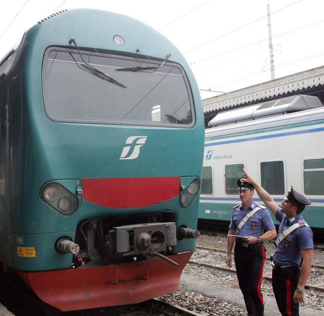 Rapinava i viaggiatori preso il bandito del treno 
