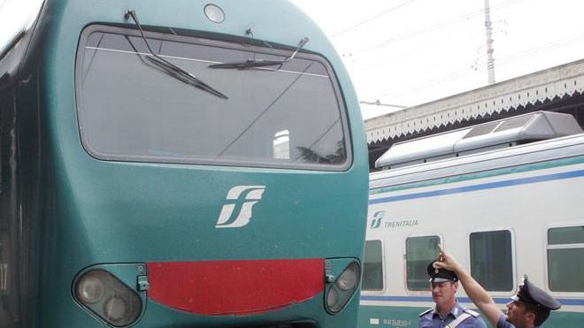 Rapinava i viaggiatori preso il bandito del treno