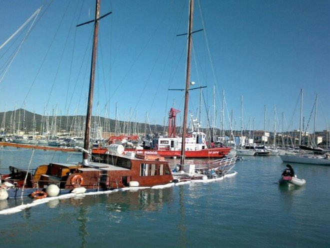 Yacht affonda al porto di Rosignano 