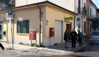 Tentano rapina all’ufficio postale della Darsena: il direttore mette in fuga i banditi 