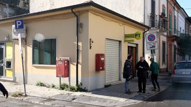 Tentano rapina all’ufficio postale della Darsena: il direttore mette in fuga i banditi