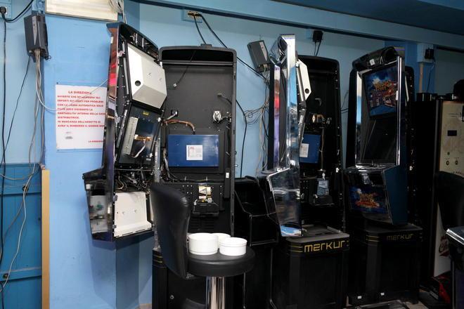 Colpo notturno alla sala slot in Passeggiata: svaligiate 35 macchinette per un bottino di quasi 100mila euro 