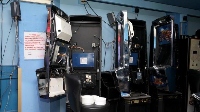 Colpo notturno alla sala slot in Passeggiata: svaligiate 35 macchinette per un bottino di quasi 100mila euro