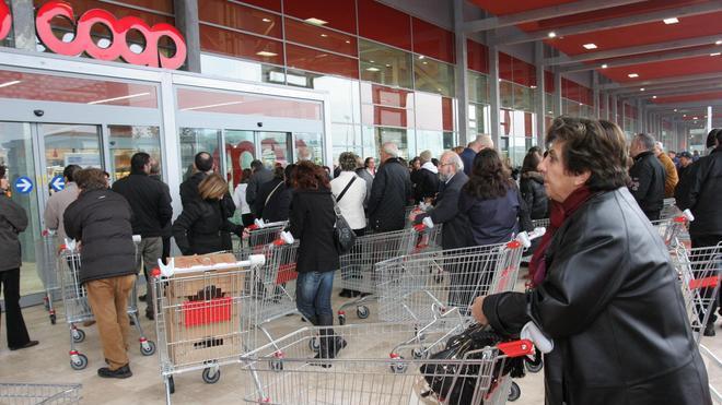 Mandano una bambina di 10 anni a rubare giocattoli alla Coop