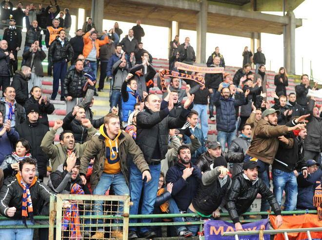 E il “Melani” è tornato a tingersi di arancione 