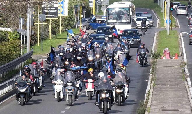 La squadra “scortata” dai tifosi