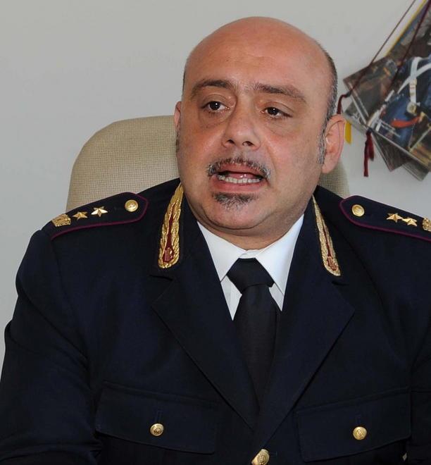 Lascia i poliziotti in strada, denunciato 