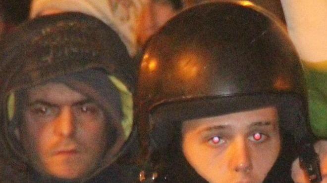 Il racconto choc di un agente in servizio «Altro che pacifici, avevano le spranghe»