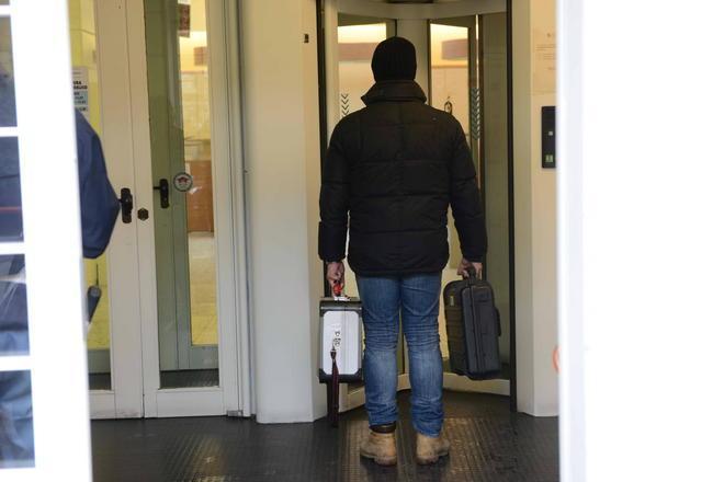 Armati di coltelli rapinano la banca di Fornacette 