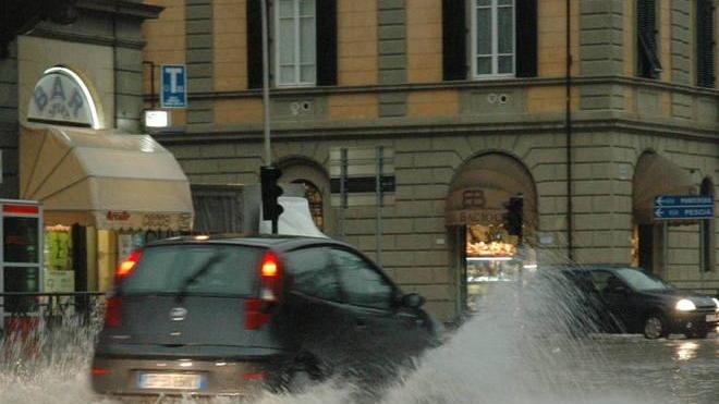 Maltempo, Lucca sott’acqua per la pioggia. Stazione allagata e treni bloccati