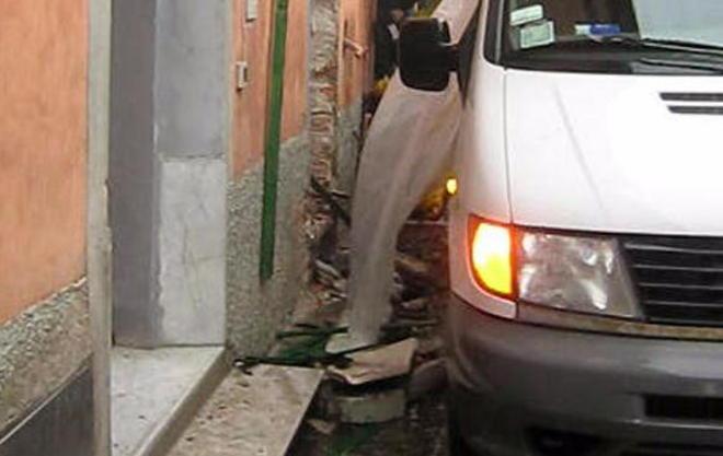 L’auto contro la casa riporta l’attenzione sulla sicurezza