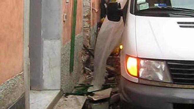 L’auto contro la casa riporta l’attenzione sulla sicurezza