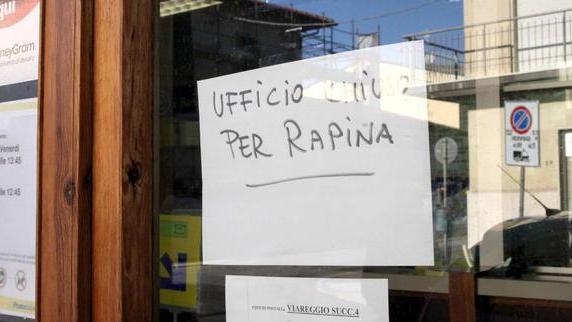 Il direttore sventa la rapina alle poste