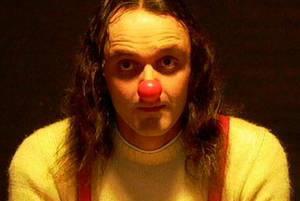 Un clown insegna ai bambini come si sta in campo 