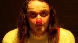 Un clown insegna ai bambini come si sta in campo