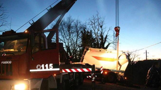 Cisterna nella scarpata, traffico in tilt in via delle Sorgenti