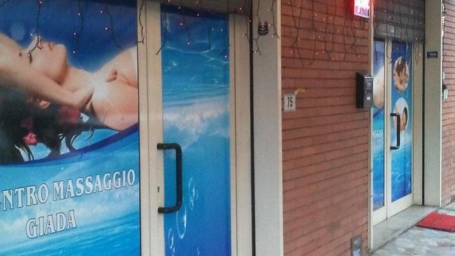 Centro massaggi “audace” in rivolta il paese di Oste